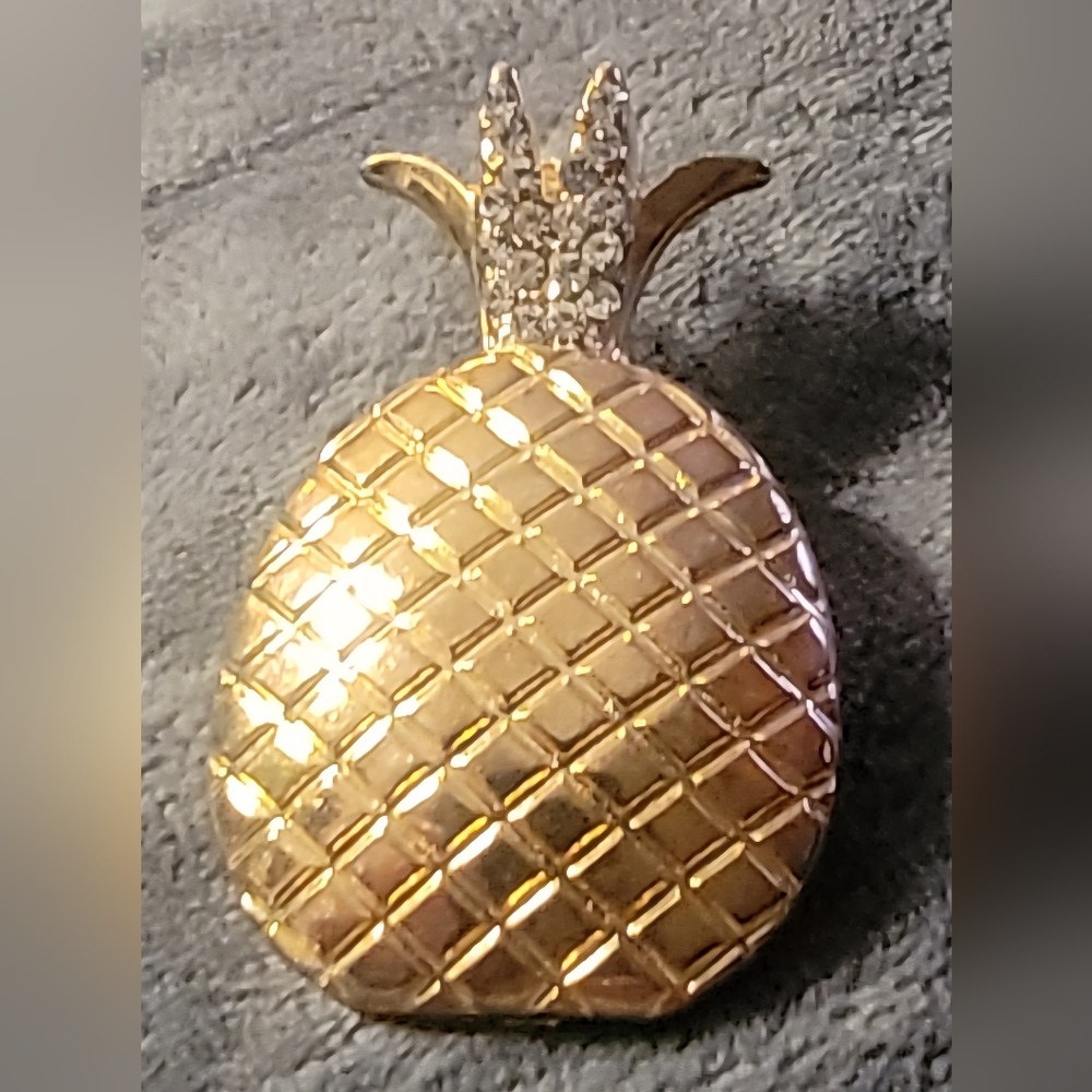 Elegant Gold Pineapple Pendant